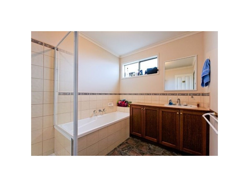 6 Jeune Grove, Berwick VIC 3806