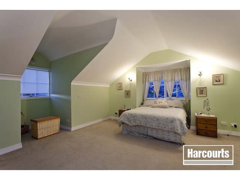17 Lancaster Way, Beaconsfield VIC 3807