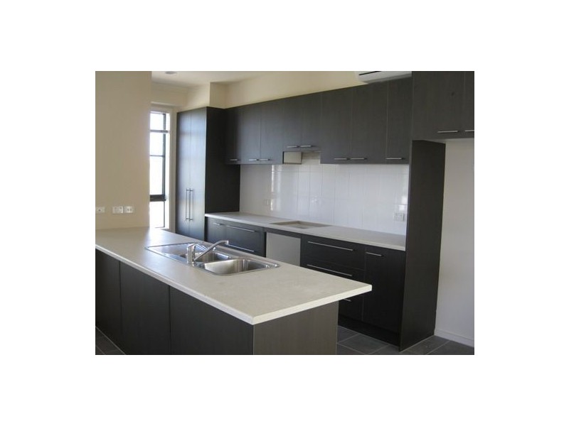 8 Harlsden Cct, Pakenham VIC 3810