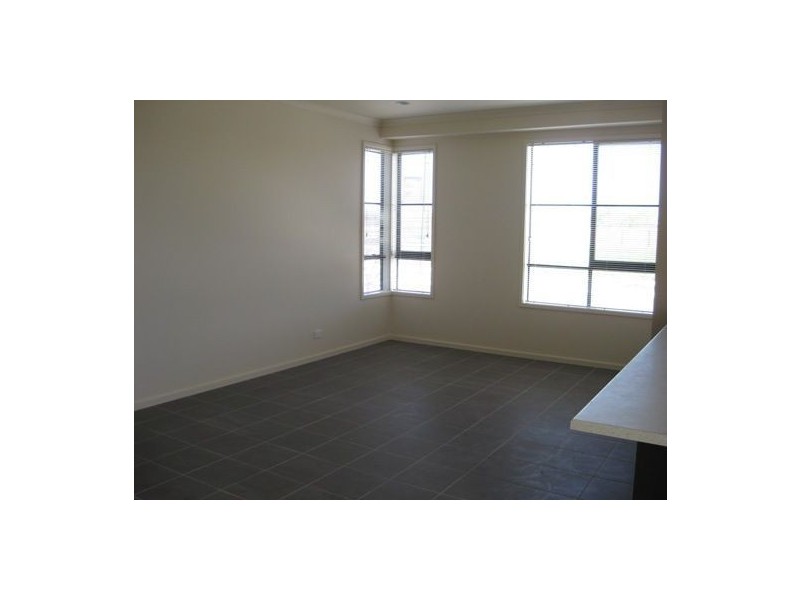 8 Harlsden Cct, Pakenham VIC 3810