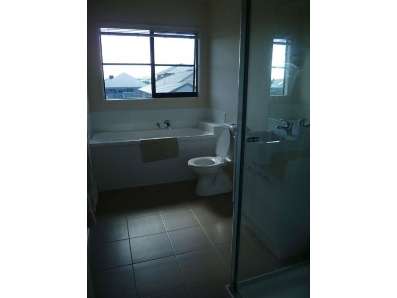 16 Petrel Circuit, Pakenham VIC 3810