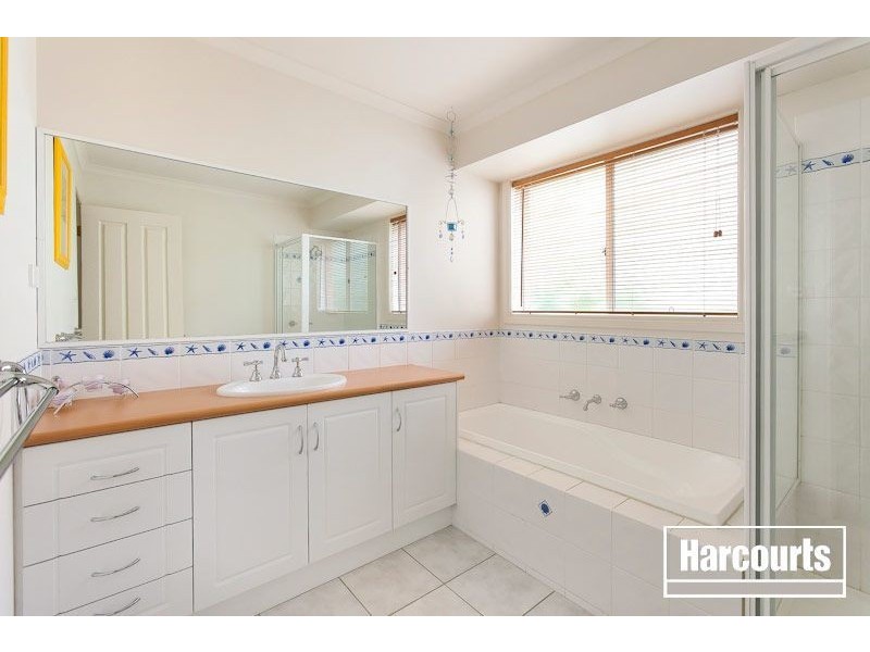 24 Sheldon Drive, Berwick VIC 3806