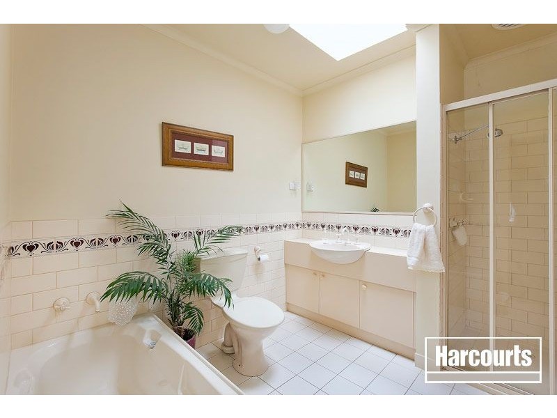 25 Adelong Court, Berwick VIC 3806