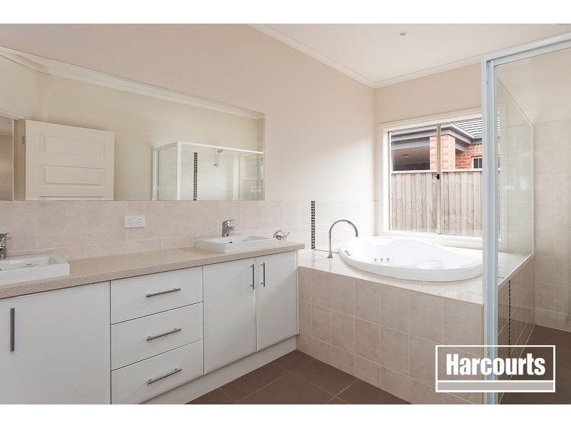 2 Laburnum Street, Berwick VIC 3806