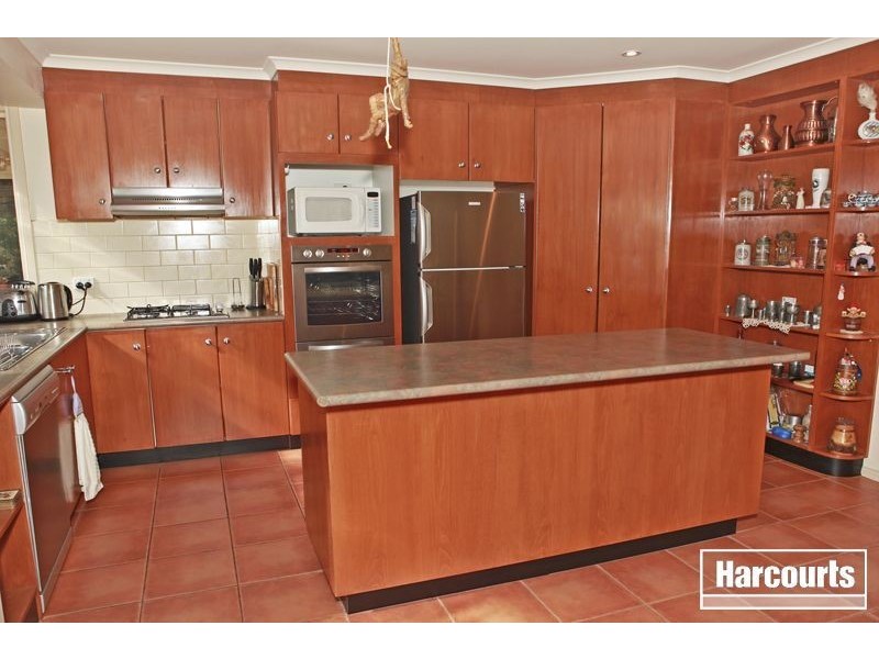 2 Robinswood Parade, Narre Warren South VIC 3805