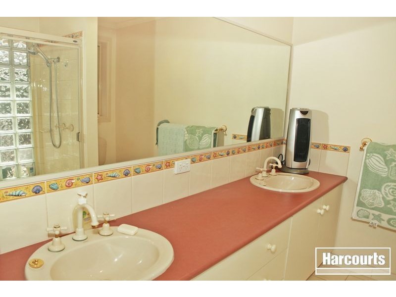 2 Robinswood Parade, Narre Warren South VIC 3805