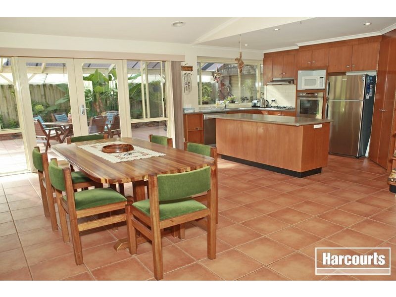 2 Robinswood Parade, Narre Warren South VIC 3805