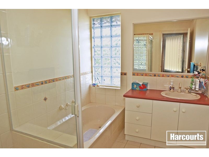 2 Robinswood Parade, Narre Warren South VIC 3805