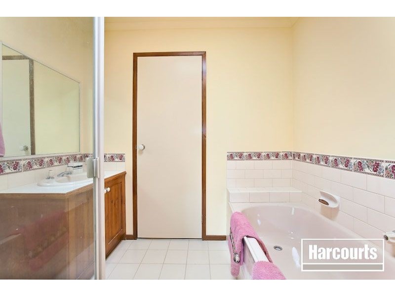 9 Tarrangower Place, Berwick VIC 3806