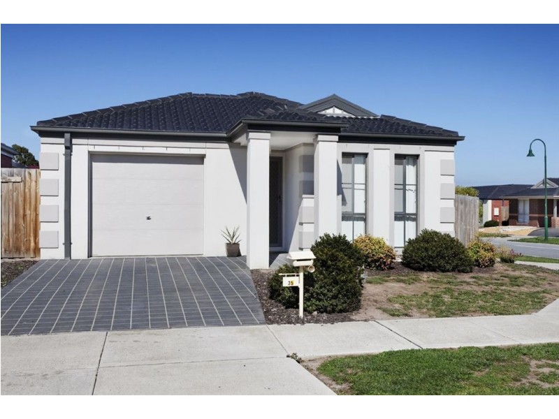 35 Melzak Way, Berwick VIC 3806