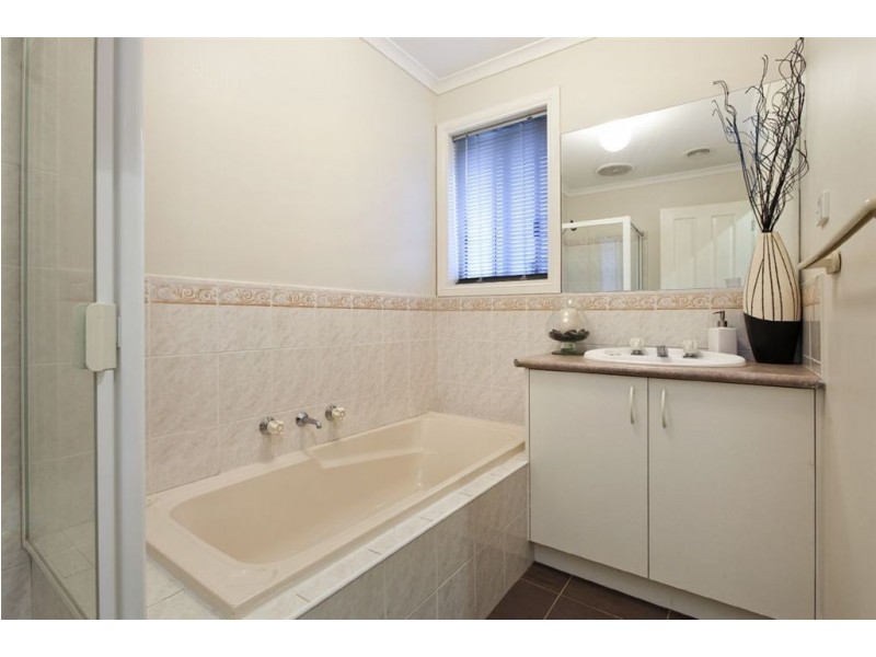 13 Balmaceda Crt, Berwick VIC 3806