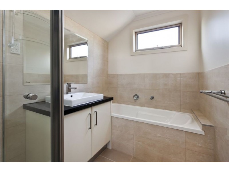 2/3 Gamble Avenue, Berwick VIC 3806