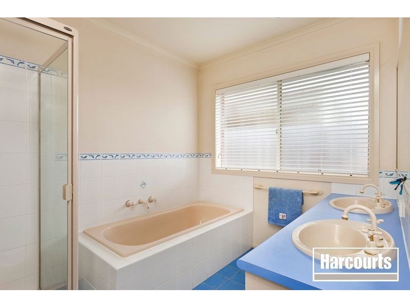 17 Cobbler Grange, Lynbrook VIC 3975