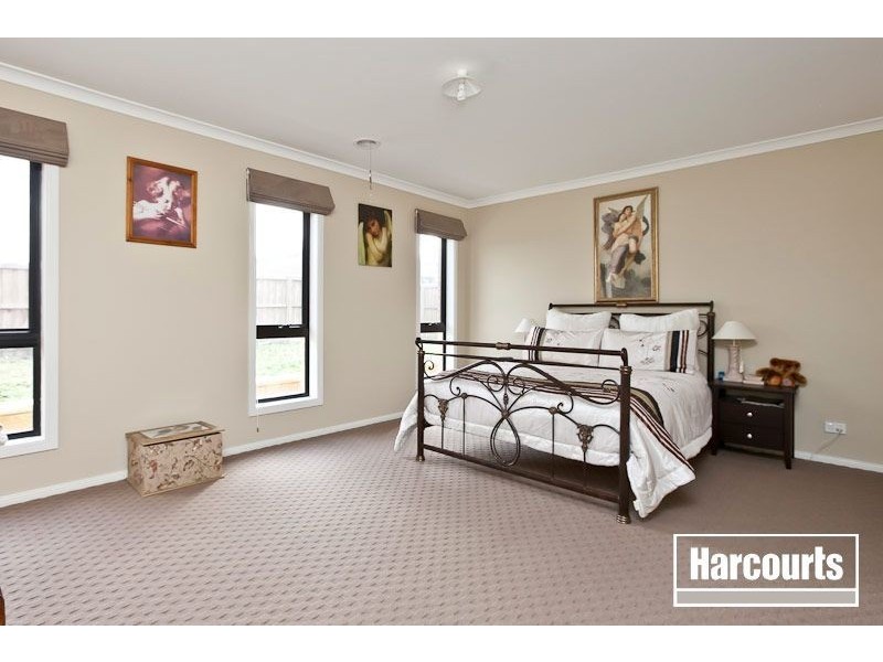 7 Lakeside Drive, Berwick VIC 3806