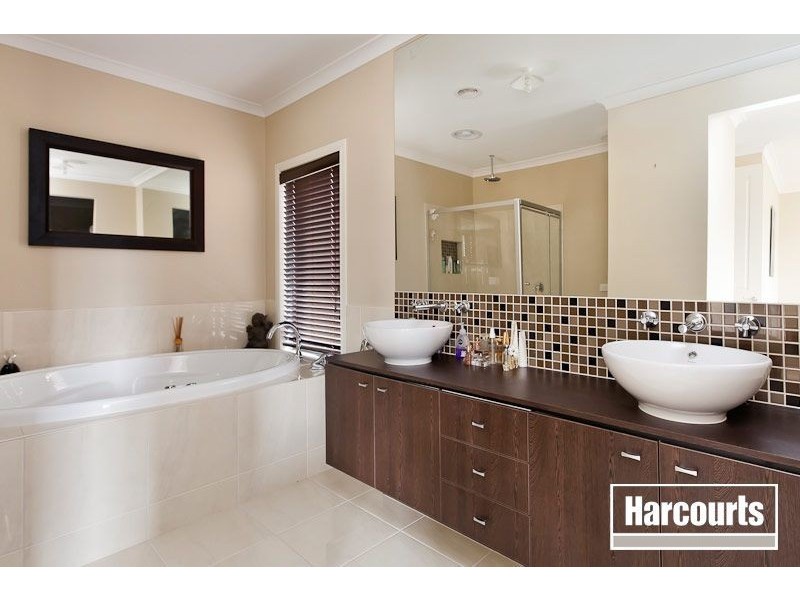 7 Lakeside Drive, Berwick VIC 3806