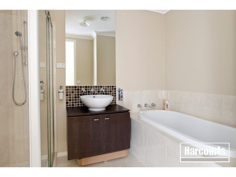 7 Lakeside Drive, Berwick VIC 3806