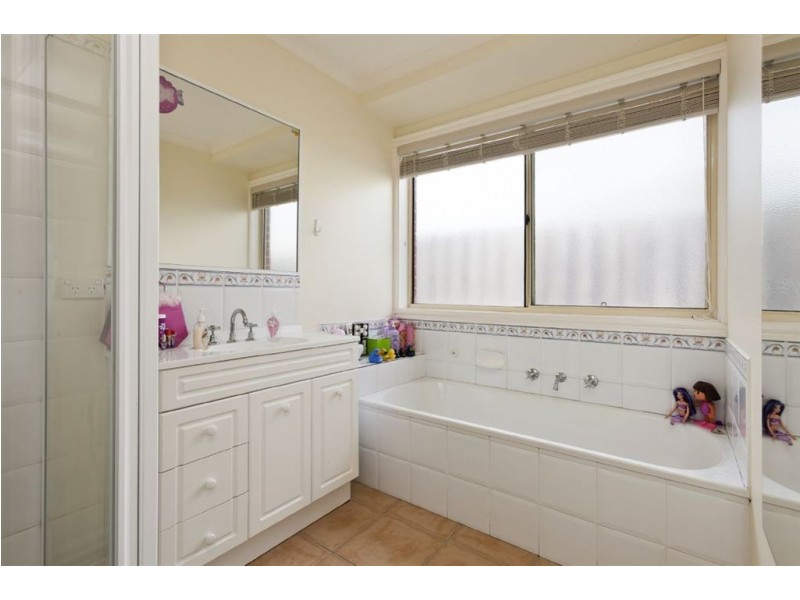 42 Tantallon Bvd, Beaconsfield VIC 3807