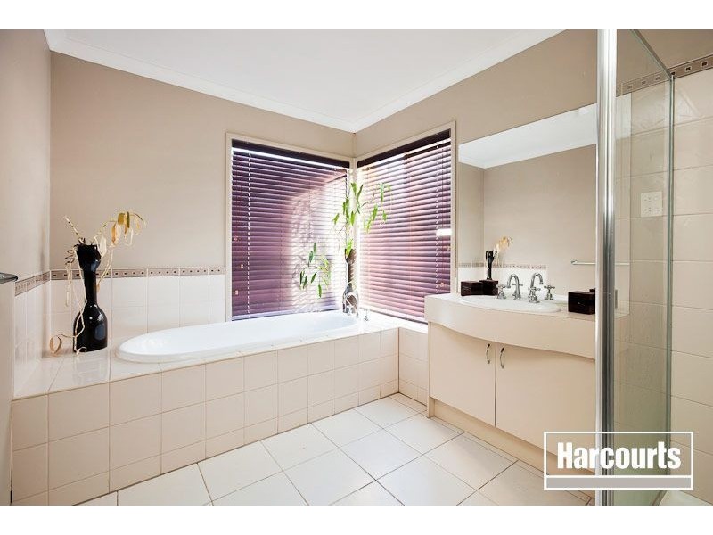 1 Hollington Way, Berwick VIC 3806