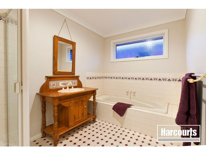 17 Bertrand Close, Berwick VIC 3806