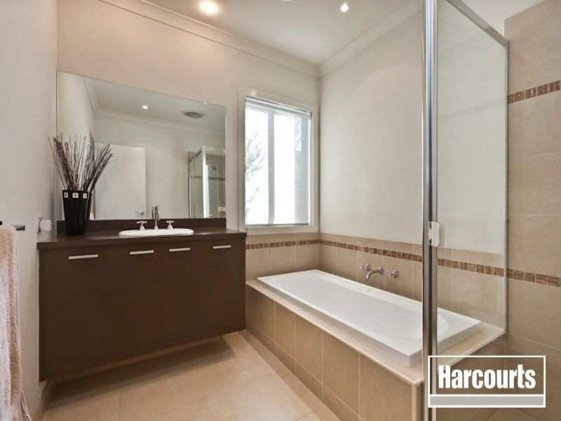 10 Chase Boulevard, Berwick VIC 3806