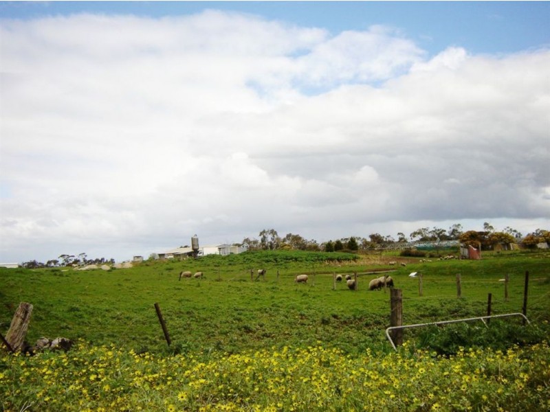 24-26 Meadow Road, Devon Meadows VIC 3977