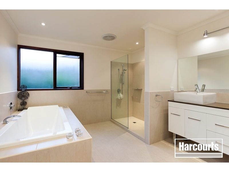 15 Howell Drive, Berwick VIC 3806