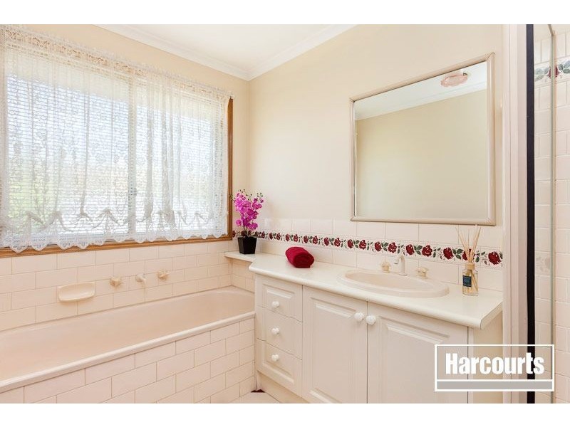 35 Sandalwood Drive, Narre Warren VIC 3805