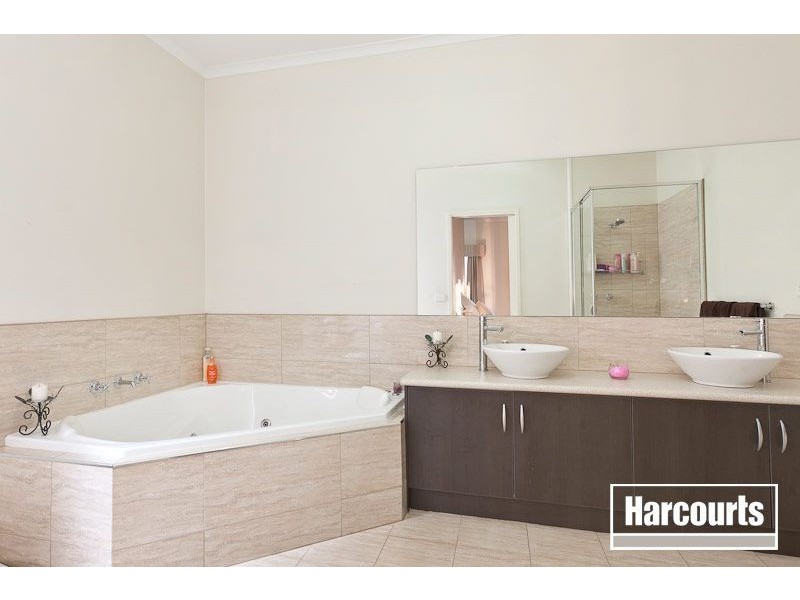 27 Sheldon Drive, Berwick VIC 3806