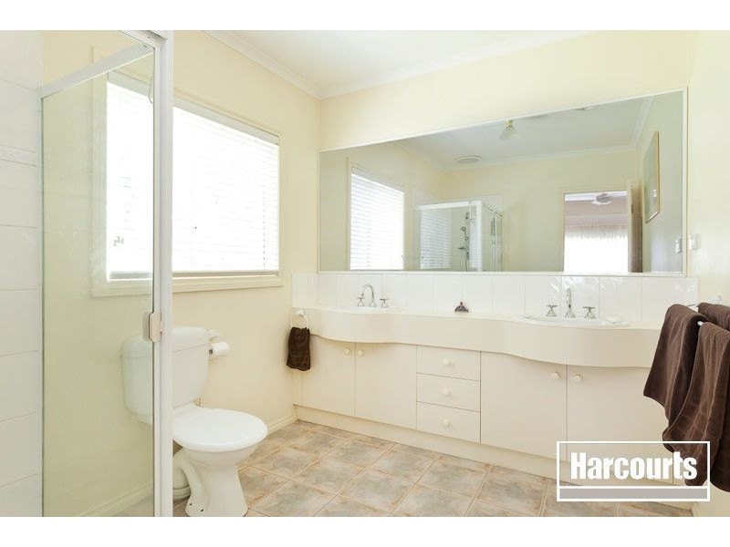 18 Caversham Terrace, Lynbrook VIC 3975