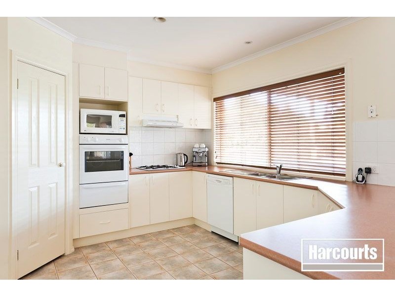 18 Caversham Terrace, Lynbrook VIC 3975