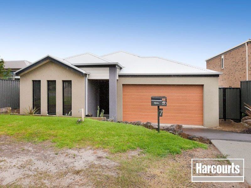7 Lucerne Cct, Pakenham VIC 3810