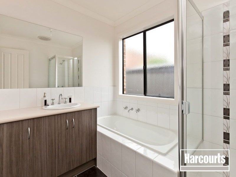 7 Lucerne Cct, Pakenham VIC 3810