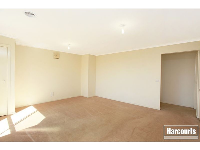 18 Oakgrove Drive, Narre Warren South VIC 3805