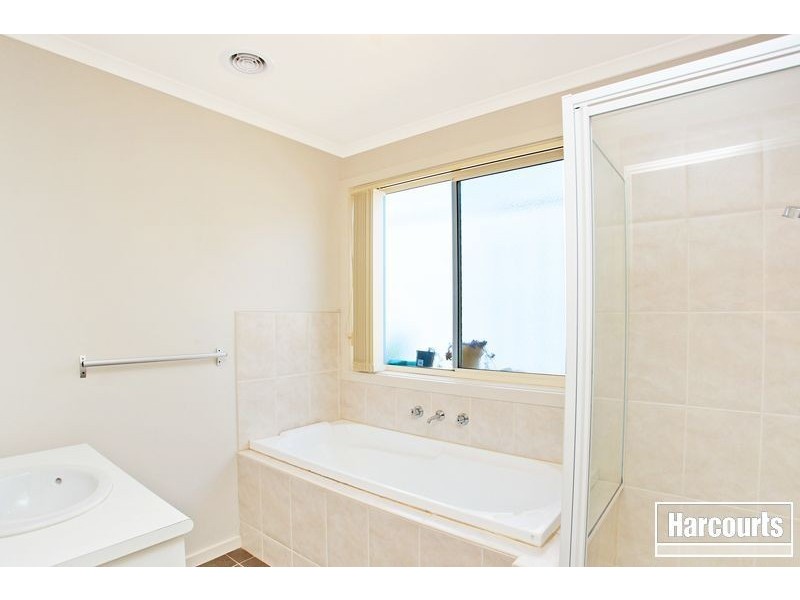 18 Oakgrove Drive, Narre Warren South VIC 3805