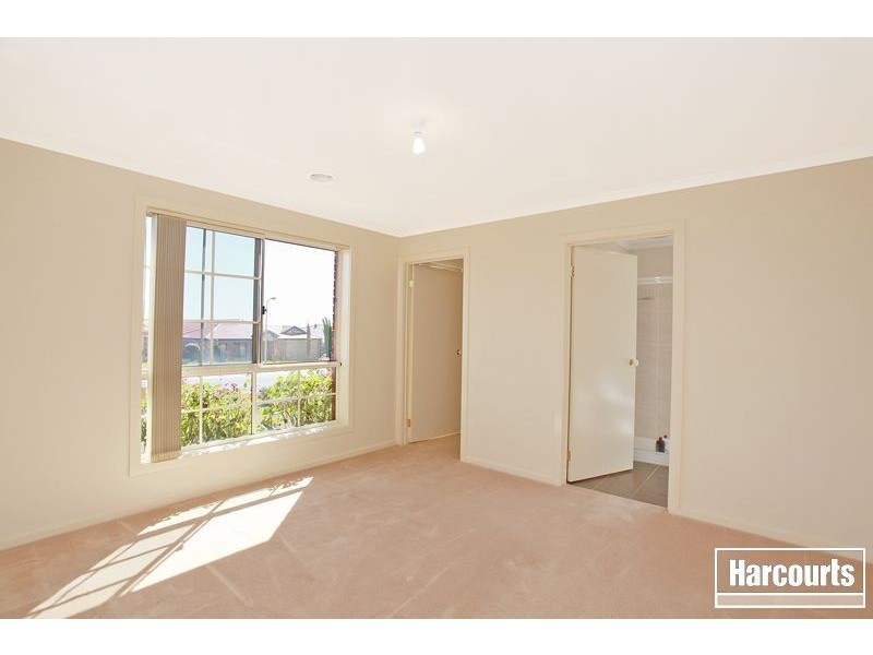 18 Oakgrove Drive, Narre Warren South VIC 3805