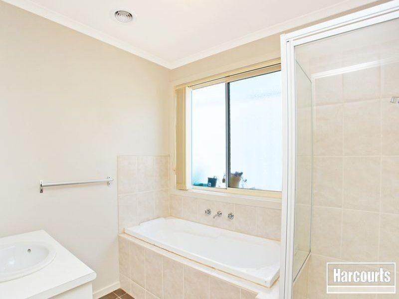 18 Oakgrove Drive, Narre Warren South VIC 3805