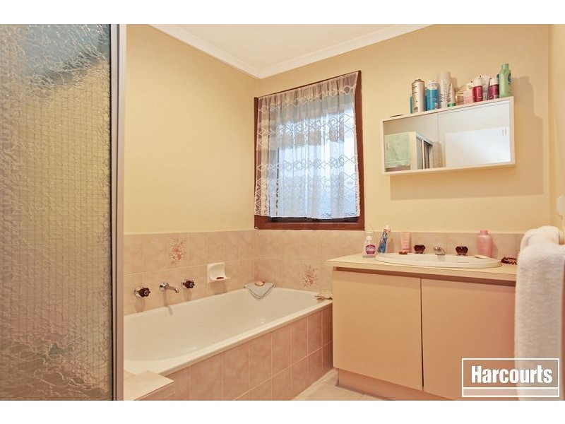 2/4 Damian Court, Cranbourne VIC 3977