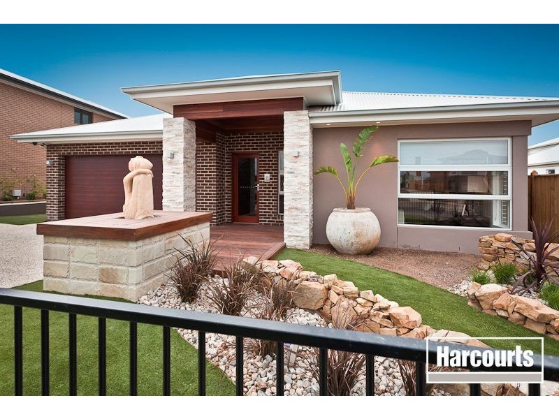 22 Mountain View Boulevard, Cranbourne East VIC 3977