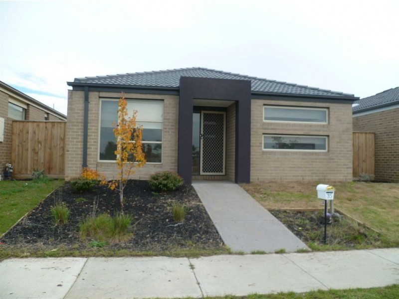 35 Bushranger Boulevard, Cranbourne VIC 3977