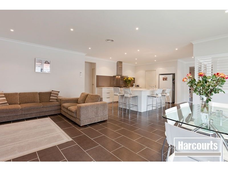 8 Oldis Court, Berwick VIC 3806