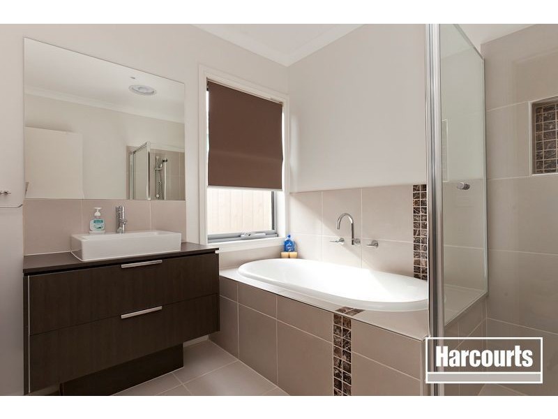 8 Oldis Court, Berwick VIC 3806