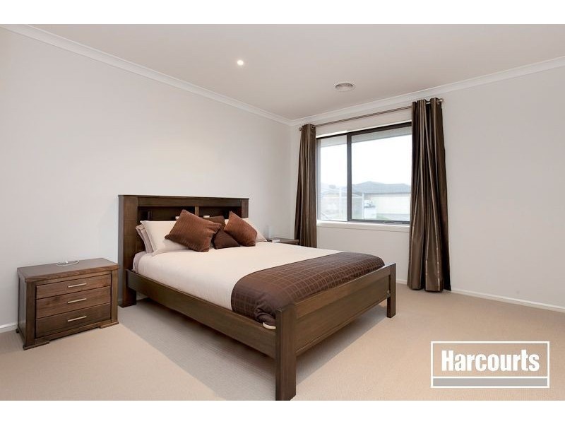 8 Oldis Court, Berwick VIC 3806