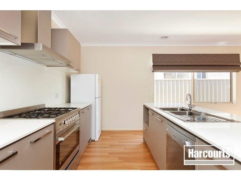 11 Karlson Way, Cranbourne North VIC 3977