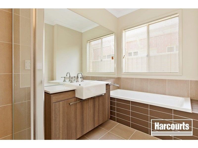 11 Karlson Way, Cranbourne North VIC 3977