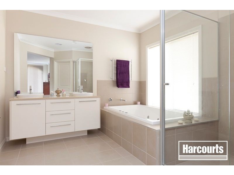 8 Roselea Place, Narre Warren North VIC 3804