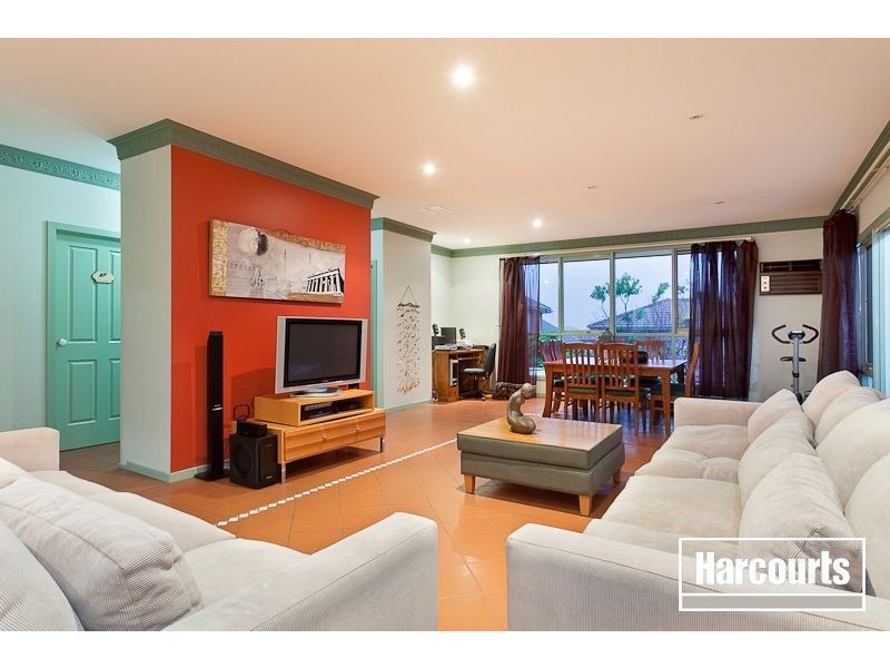 8 Renee Avenue, Endeavour Hills VIC 3802