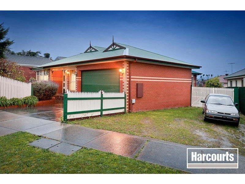 8 Renee Avenue, Endeavour Hills VIC 3802