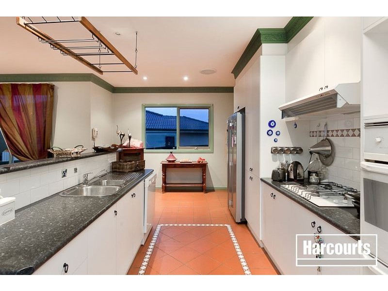 8 Renee Avenue, Endeavour Hills VIC 3802