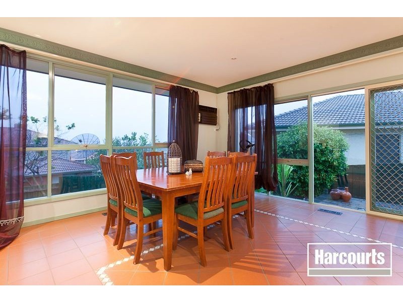 8 Renee Avenue, Endeavour Hills VIC 3802