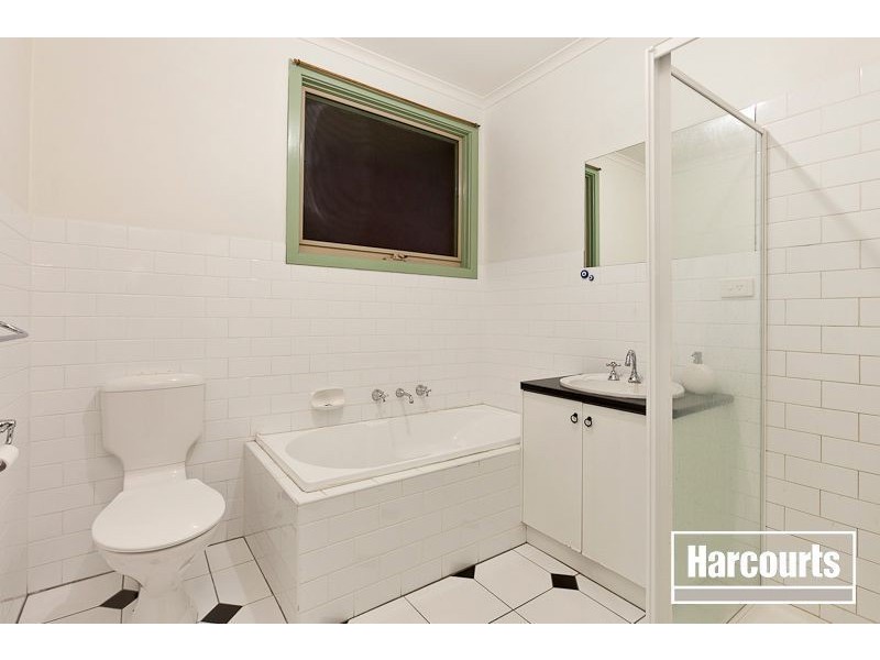 8 Renee Avenue, Endeavour Hills VIC 3802